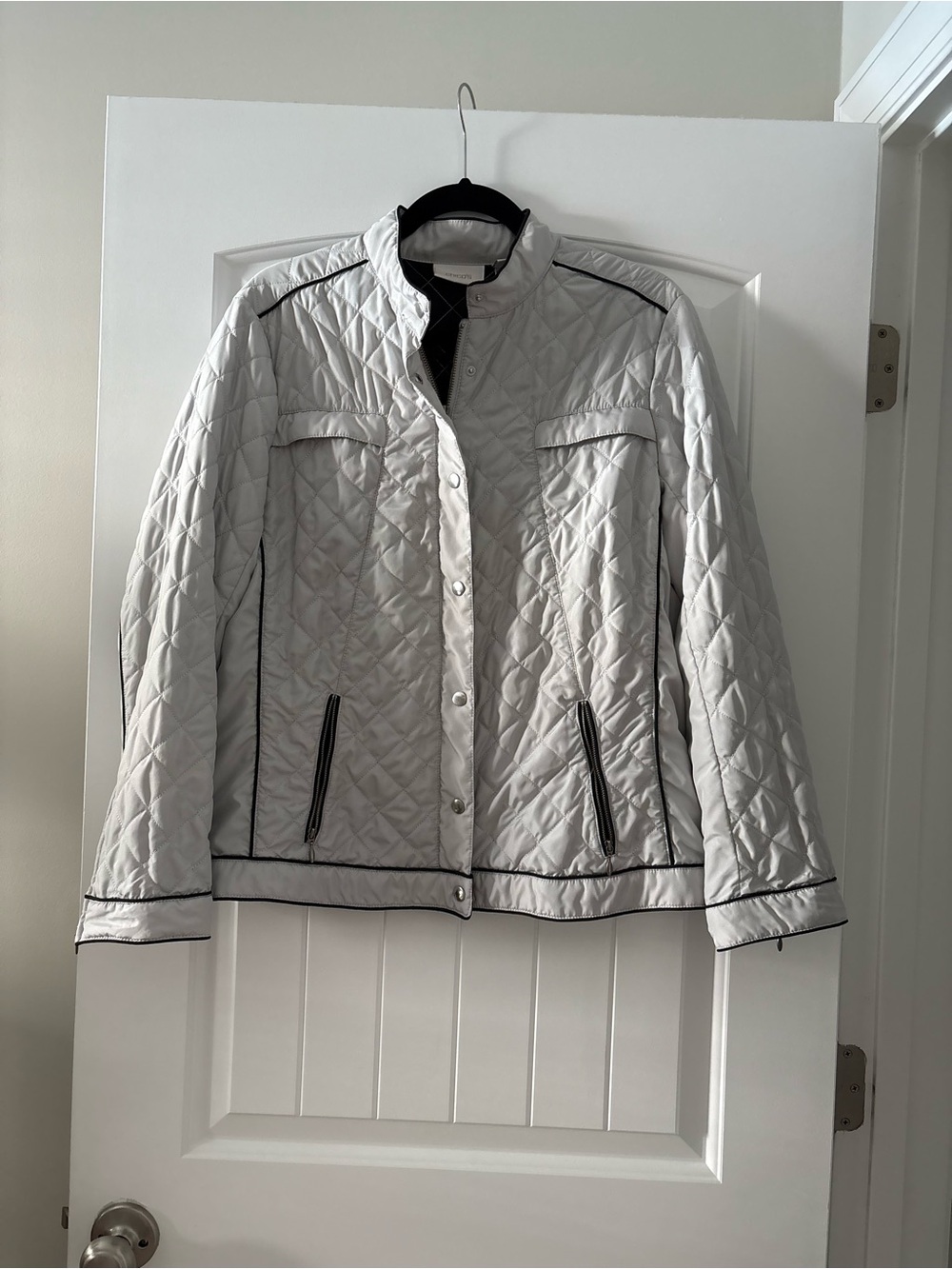 Chico’s Gray/Silver Quilted Lightweight Jacket Size Large (2)  EUC Fall Coat